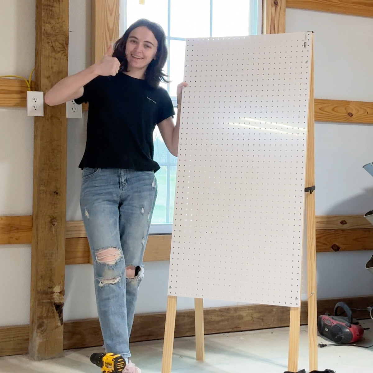 DIY Pegboard Easel KynYouBelieveIt